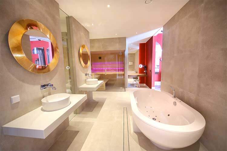 Badkamer met sauna, regendouche en jacuzzi hotel Van der Valk Den Haag